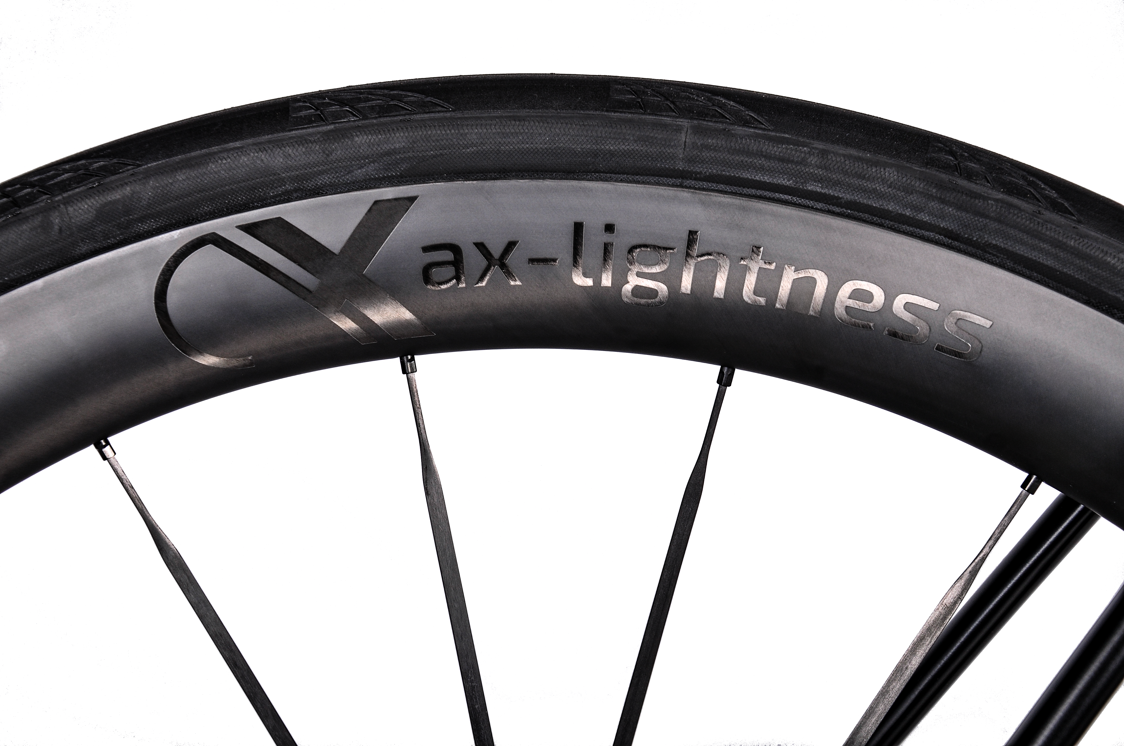 ax-lightness-Gravur auf Carbon-Hinterrad des FUOCO ULTRA SRAM RED AXS 45CX