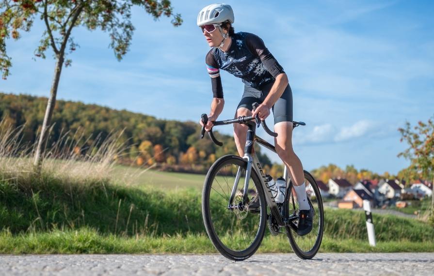 Ein Rennradfahrer auf dem FUOCO Disc 