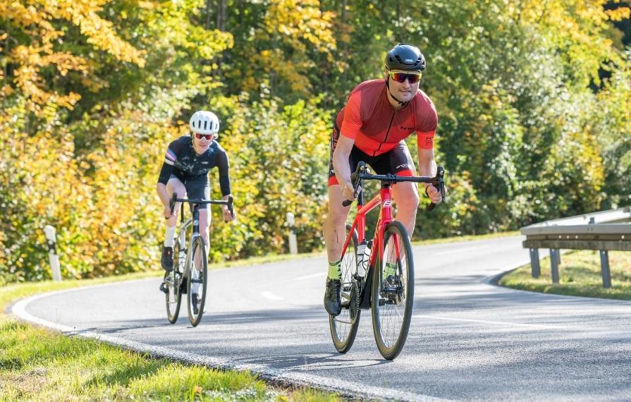 Zwei Rennradfahrer auf dem FUOCO Disc Frontalansicht