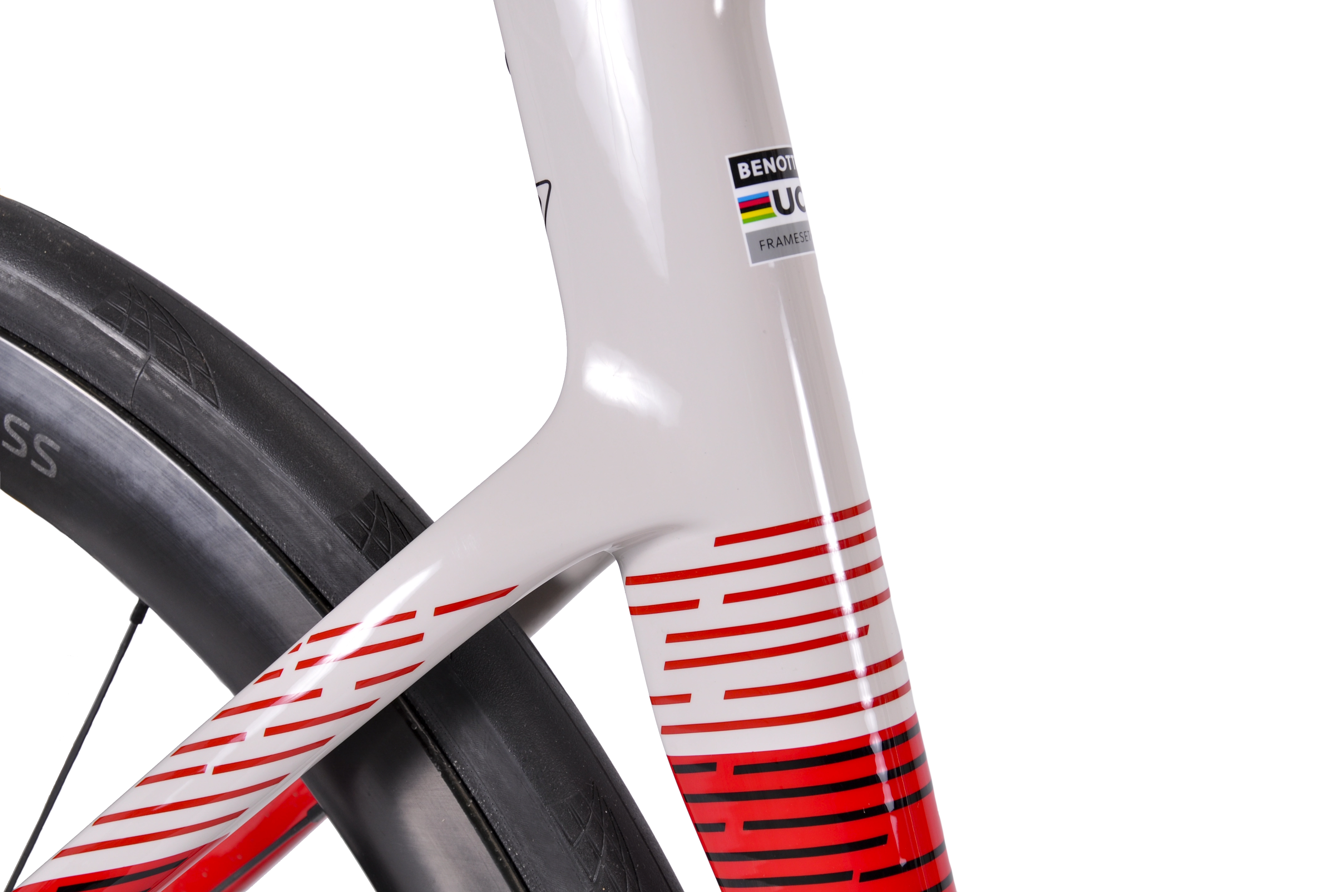 Sitzrohr und Sitzstreben seitlich des AERO SL SRAM Force AXS Offwhite Red mit ax-lightness SELECTION 45C-Laufrädern